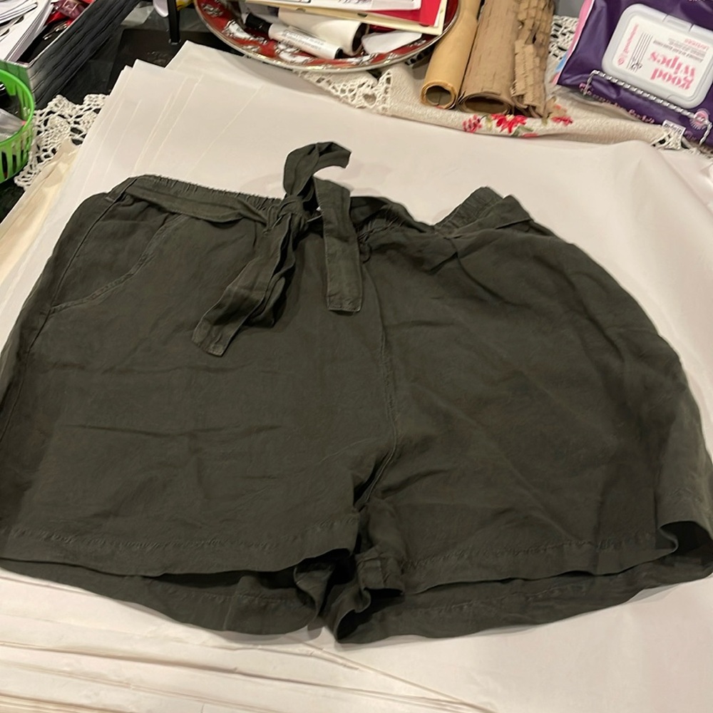 Lucky Brand Tie Front Linen Short Green size large NWT, elastic waist ,